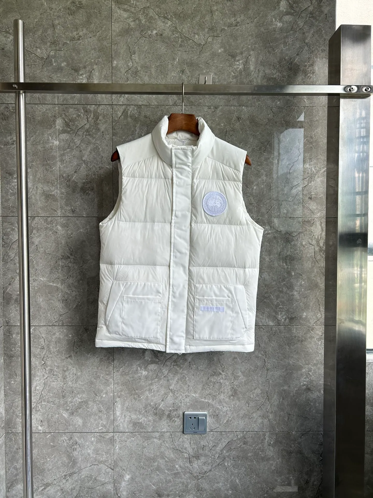 P560 Big Goose 2057MW puff down vest [note the version is too large] Canada Goose Canada Goose FW23 Freestyle waterproof solid color stand collar button down vest Paradigm Freestyle Vest-WD Color: Black White Size: XS S M L XL XXL 2057MW Paradigm Freestyle Vest-WD Men's style. Color: black. Sizes: XS S M L XL XXL.